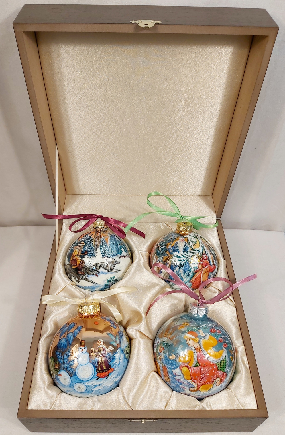 Сувенирный набор из 4-х новогодних шаров с ручной росписью
