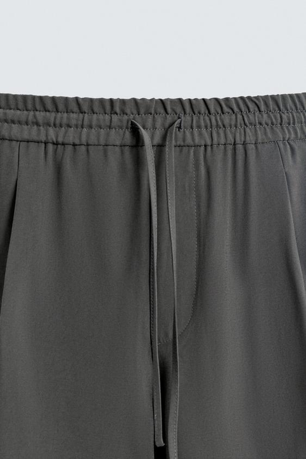 ZARA СТРУЯЩИЕСЯ БРЮКИ С ОТДЕЛОЧНОЙ СТРОЧКОЙ, ТЕМНО-СЕРЫЙ