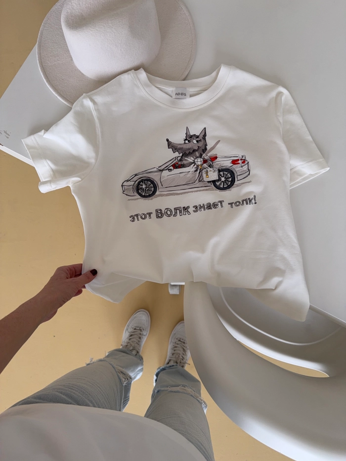 ФУТБОЛКА ЖЕНСКАЯ ТЭЙЛ МОЛОЧНЫЙ ВОЛК ЗНАЕТ ТОЛК