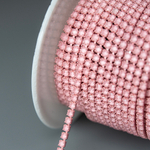 Матовая стразовая цепь, 2мм, розовый кристалл в нежно-розовых цапах