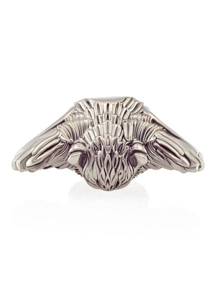 Изображение шарма сова из серебра 925 пробы лежа на поверхности.