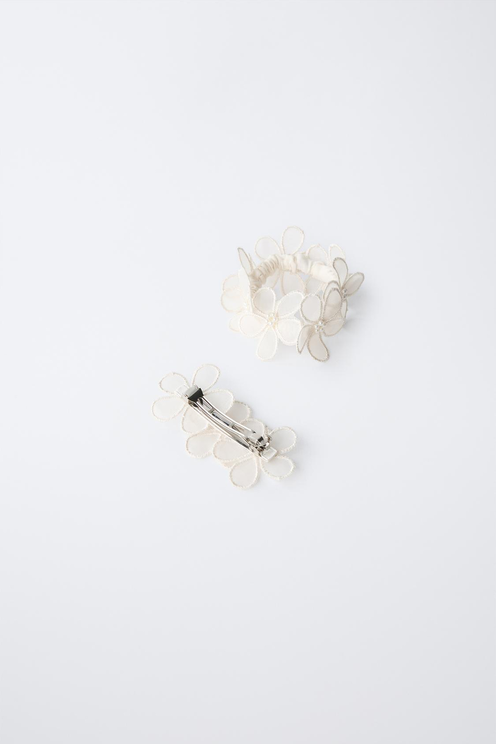 ZARA НАБОР ИЗ ЗАКОЛКИ-НЕВИДИМКИ И РЕЗИНКИ ДЛЯ ВОЛОС С ЦВЕТАМИ И ЖЕМЧУГОМ, ЭКРЮ