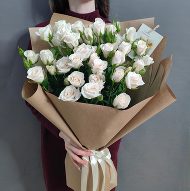 Букет из 7 кустовых роз сорта "Royal Porcellina"