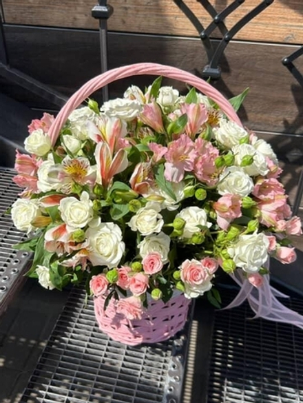 Корзинка с кустовыми розами и альстромериями
