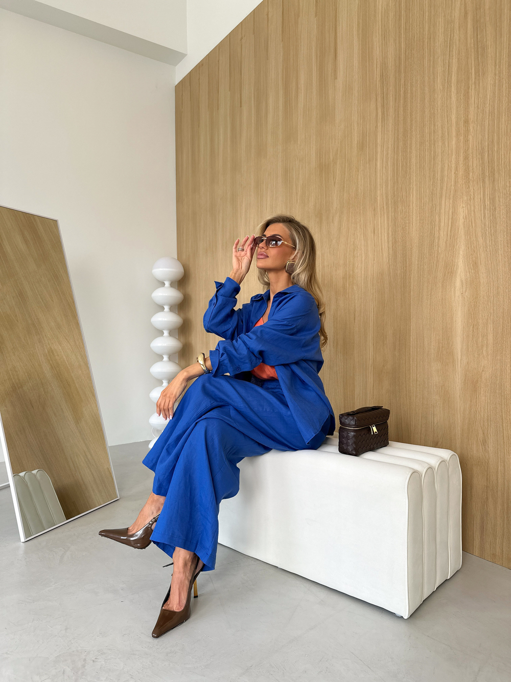 Костюм в расслабленном стиле изо льна в цвете электрик