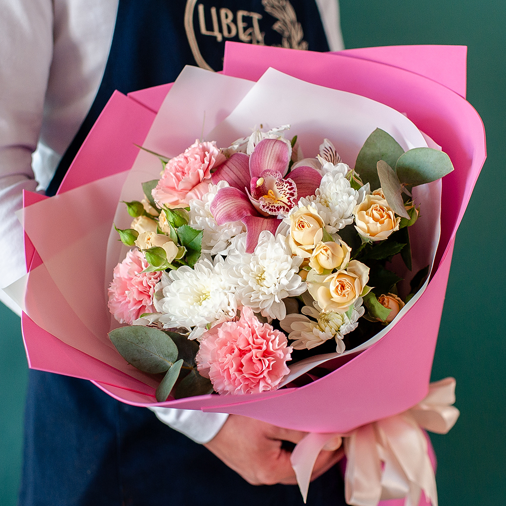 Нежный букет с диантусами и орхидеей