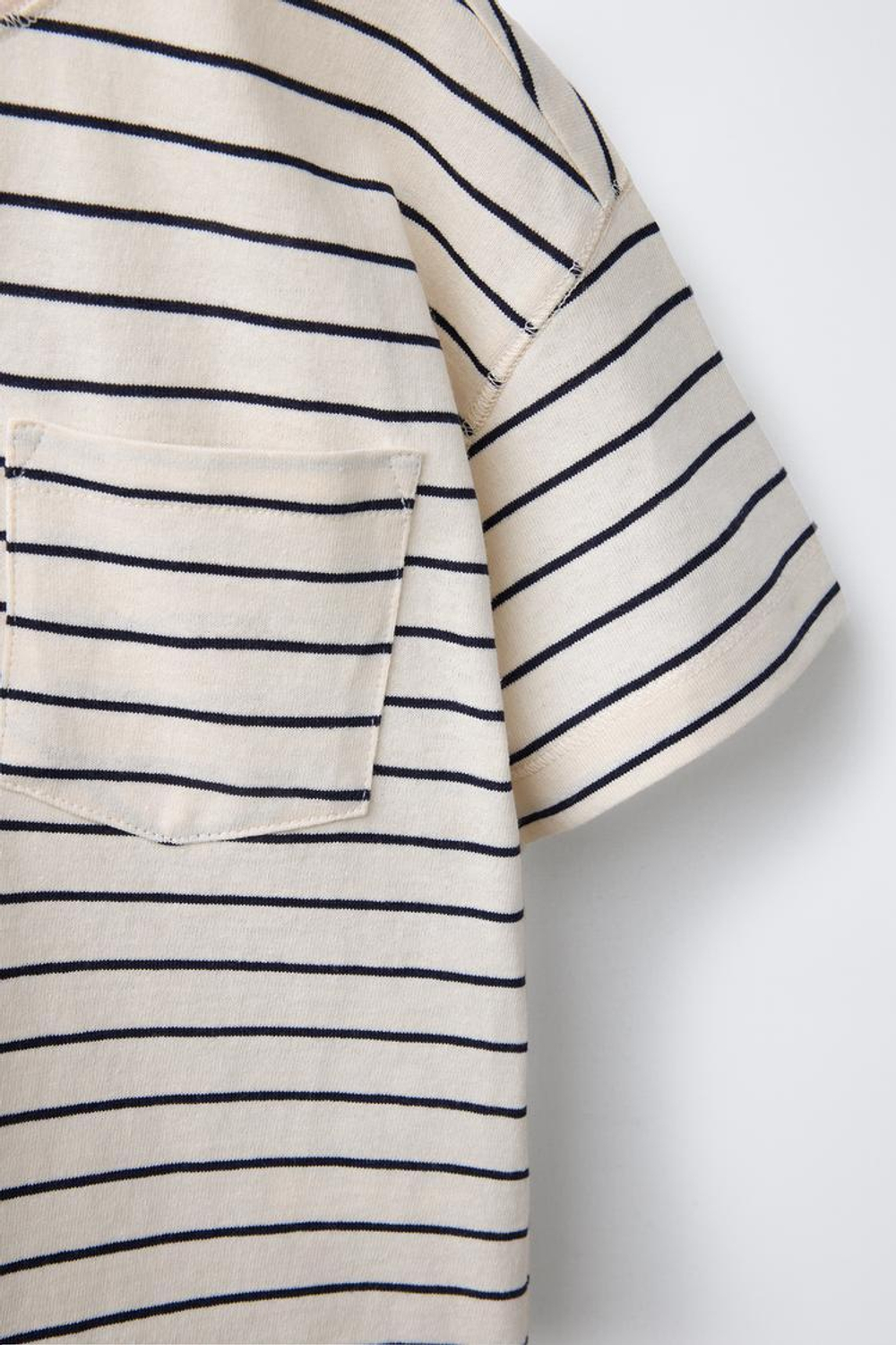 ZARA ФУТБОЛКА ИЗ ТКАНИ В ПОЛОСКУ С КАРМАНОМ, ЭКРЮ/ТЕМНО-СИНИЙ