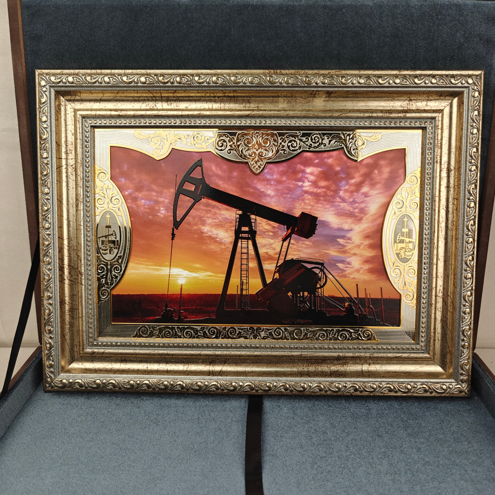 Панно с гравюрой "Нефтедобыча"