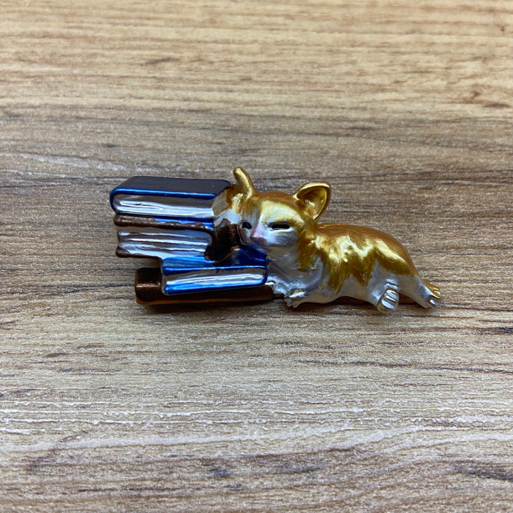 Брошь Котенок с книжками цвет желтый металл золотистый