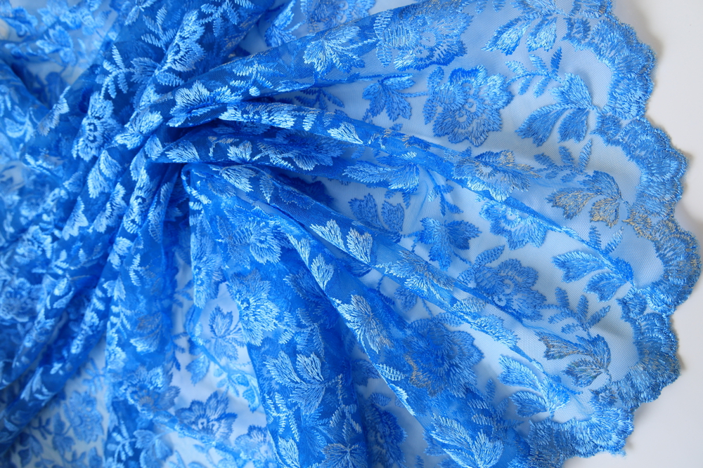 Вышивка на сетке голубая