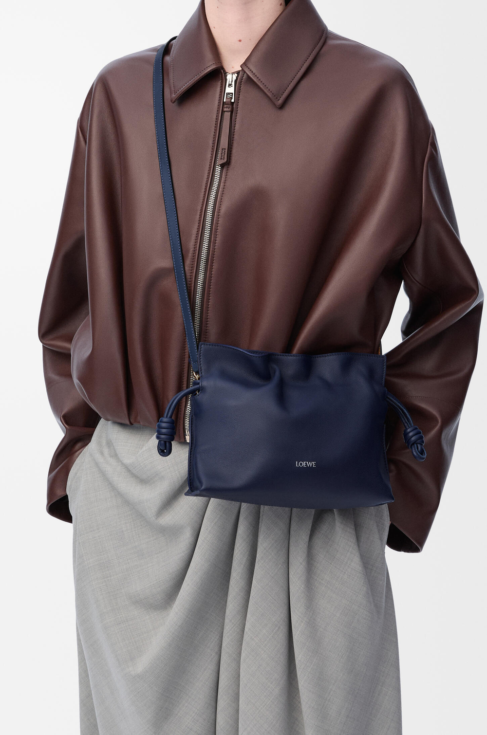 Loewe Мини-клатч Flamenco из телячьей кожи наппа, темно-синий