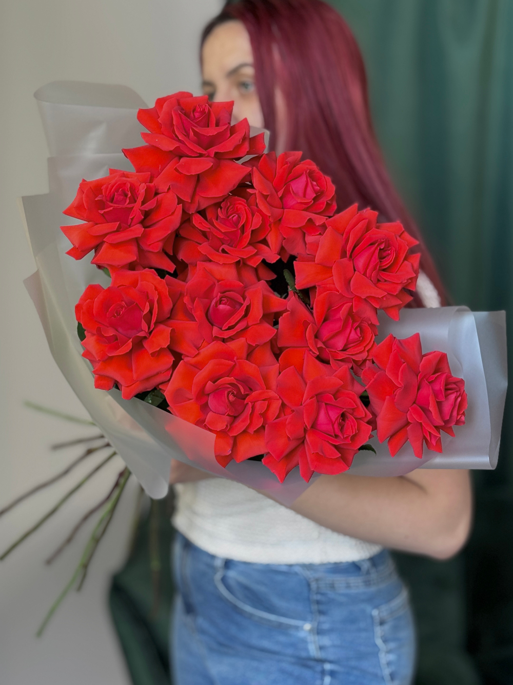 Красные французские розы сорта Нина