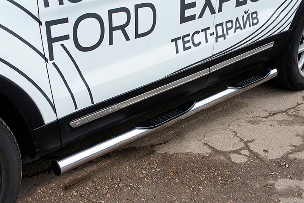 Пороги из нержавейки Ford Explorer (2017-2019) d76 с проступями (черный цвет)