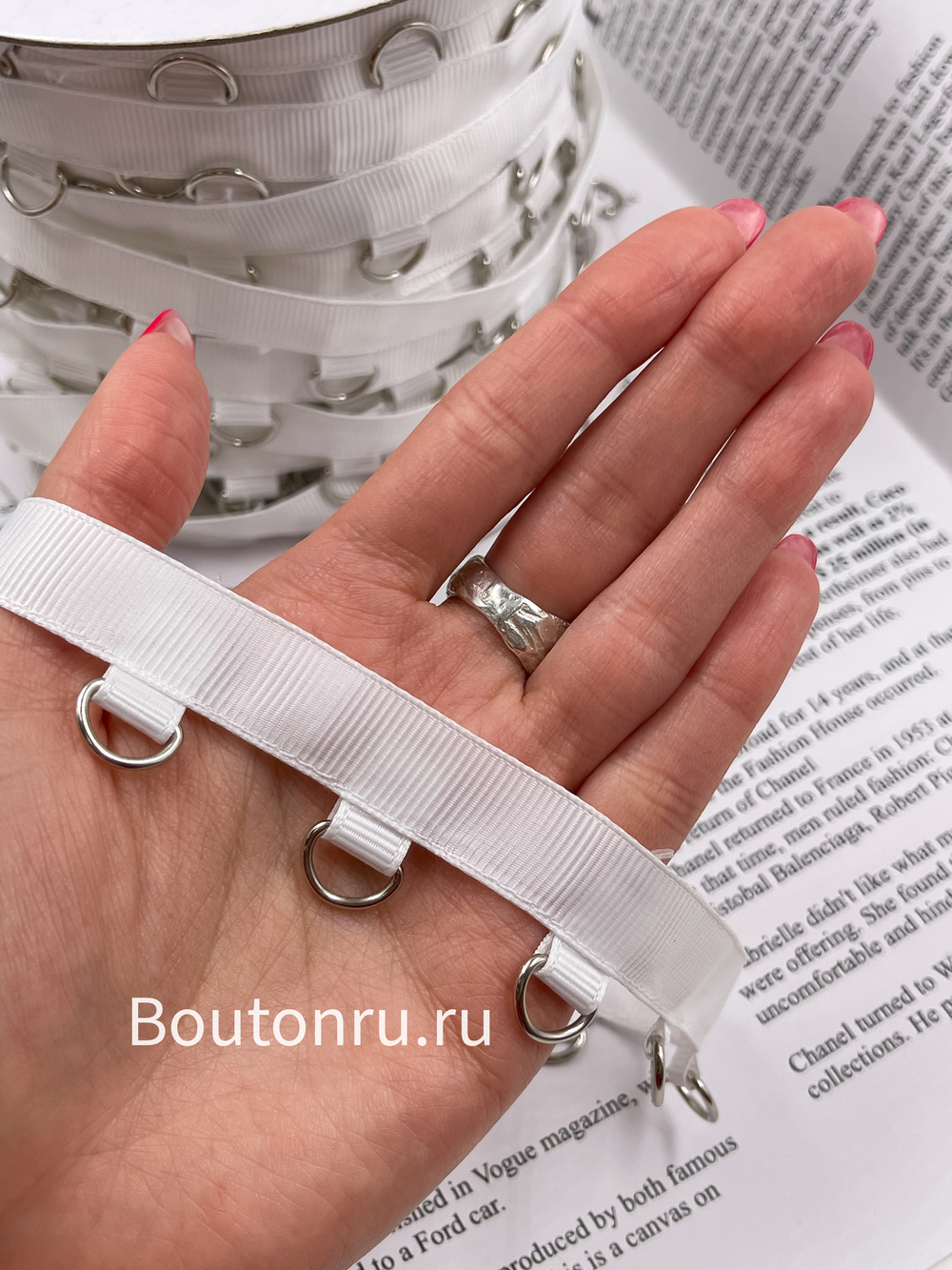 Тесьма белая с серебристыми полукольцами корсетная