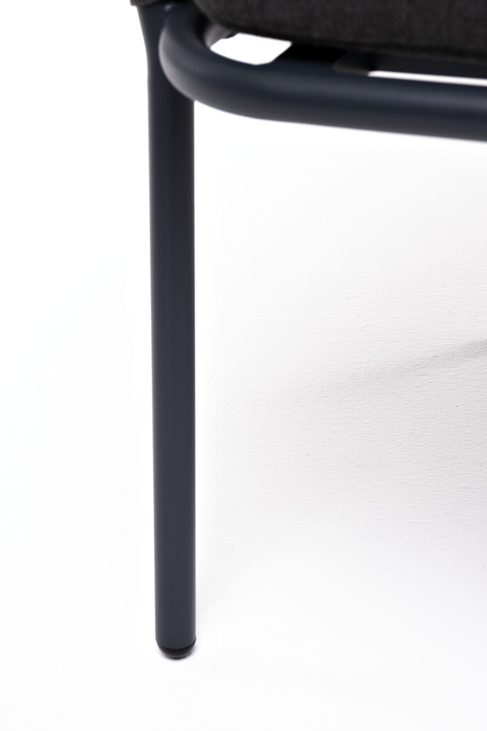 "Бордо" стул плетеный из роупа, каркас алюминий темно-серый (RAL7024) муар, роуп серый 15мм, ткань темно-серая 027