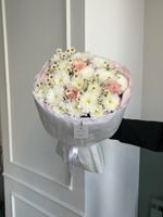 Авторский букет сборный из хризантемы, ромашки и роз