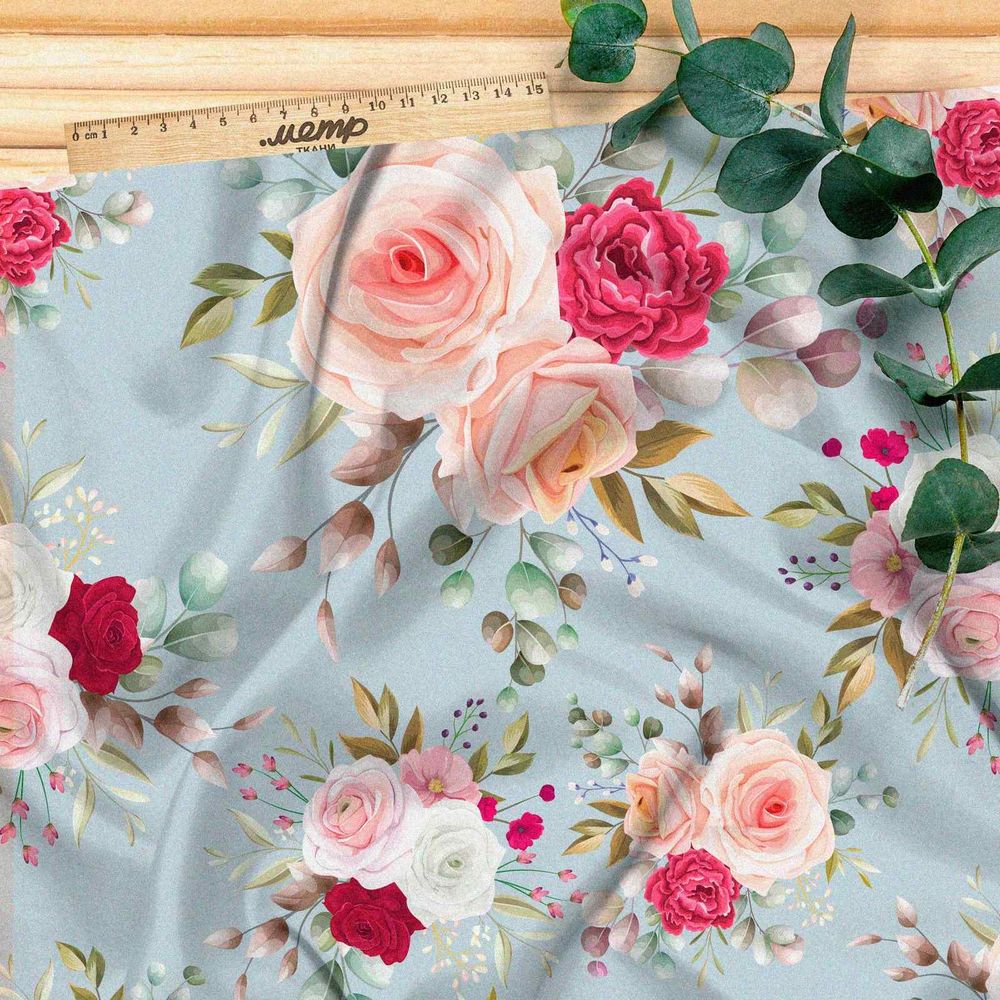 Ткань мембрана розы на голубом