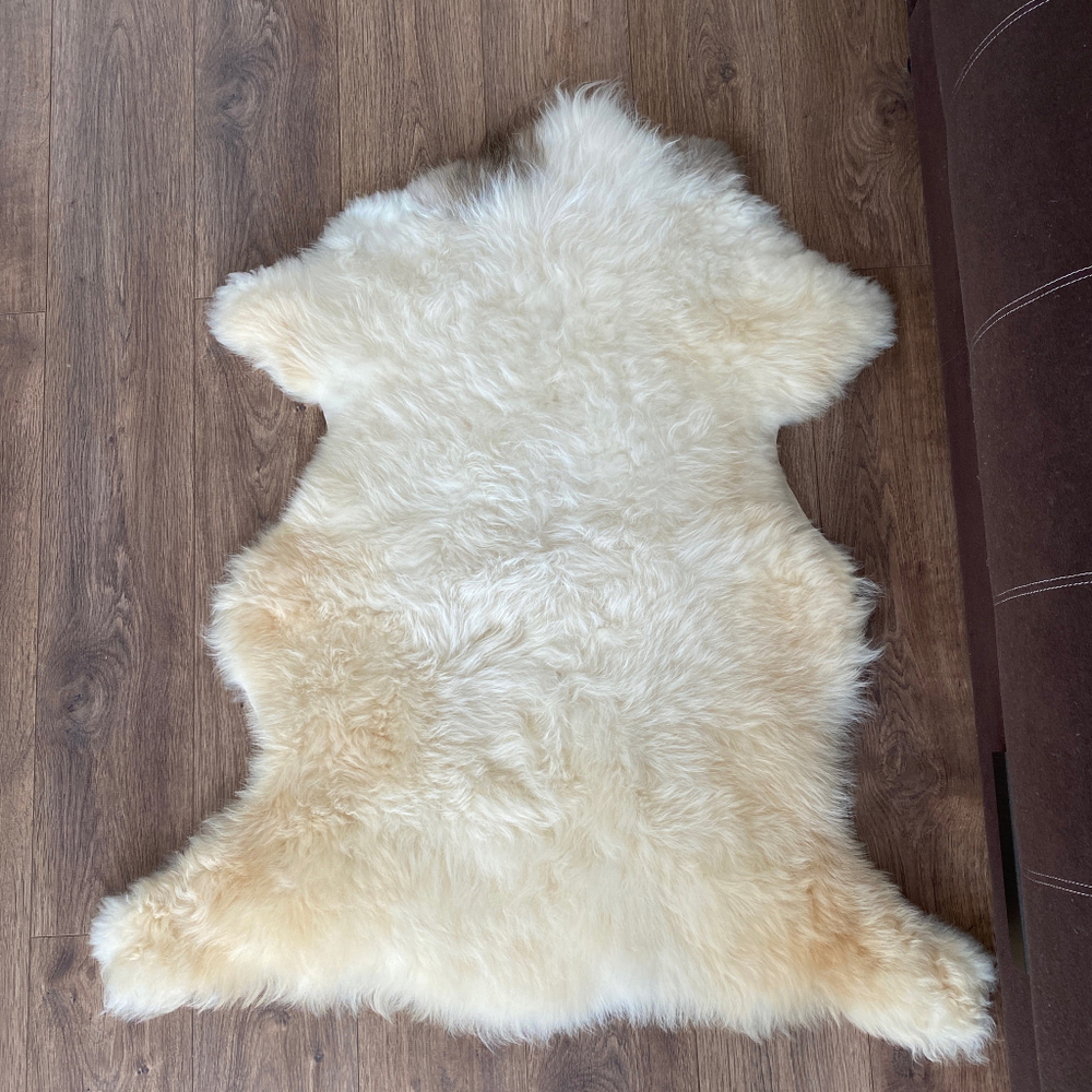 Шкура коврик меховой прикроватный овчина, 100х72 см. Кремовый