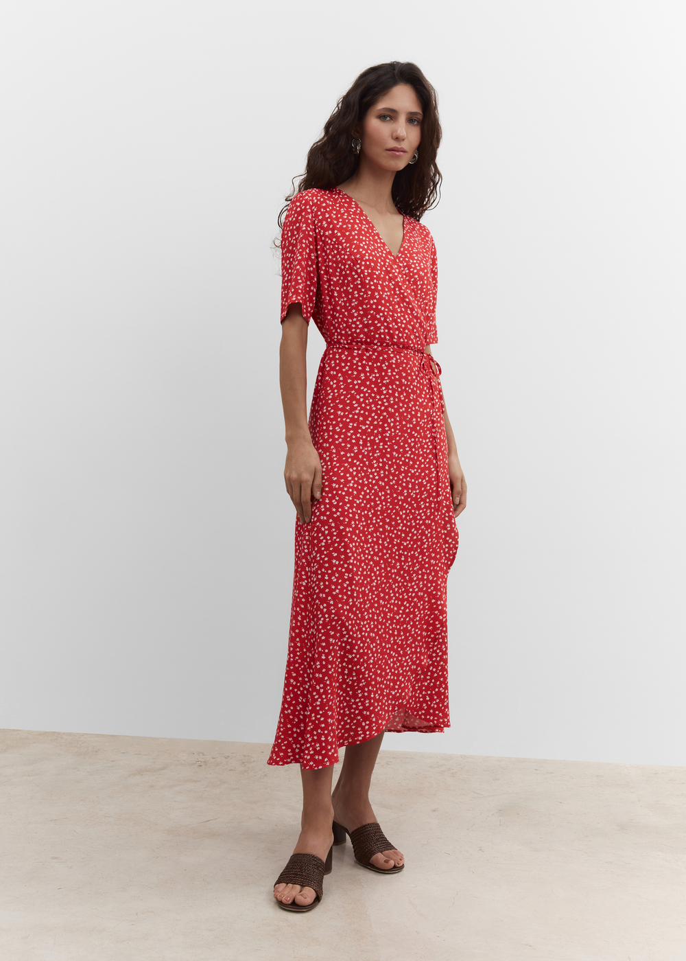 Платье на запах в длине миди