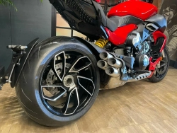 Ducati Diavel V4 (2024) RED