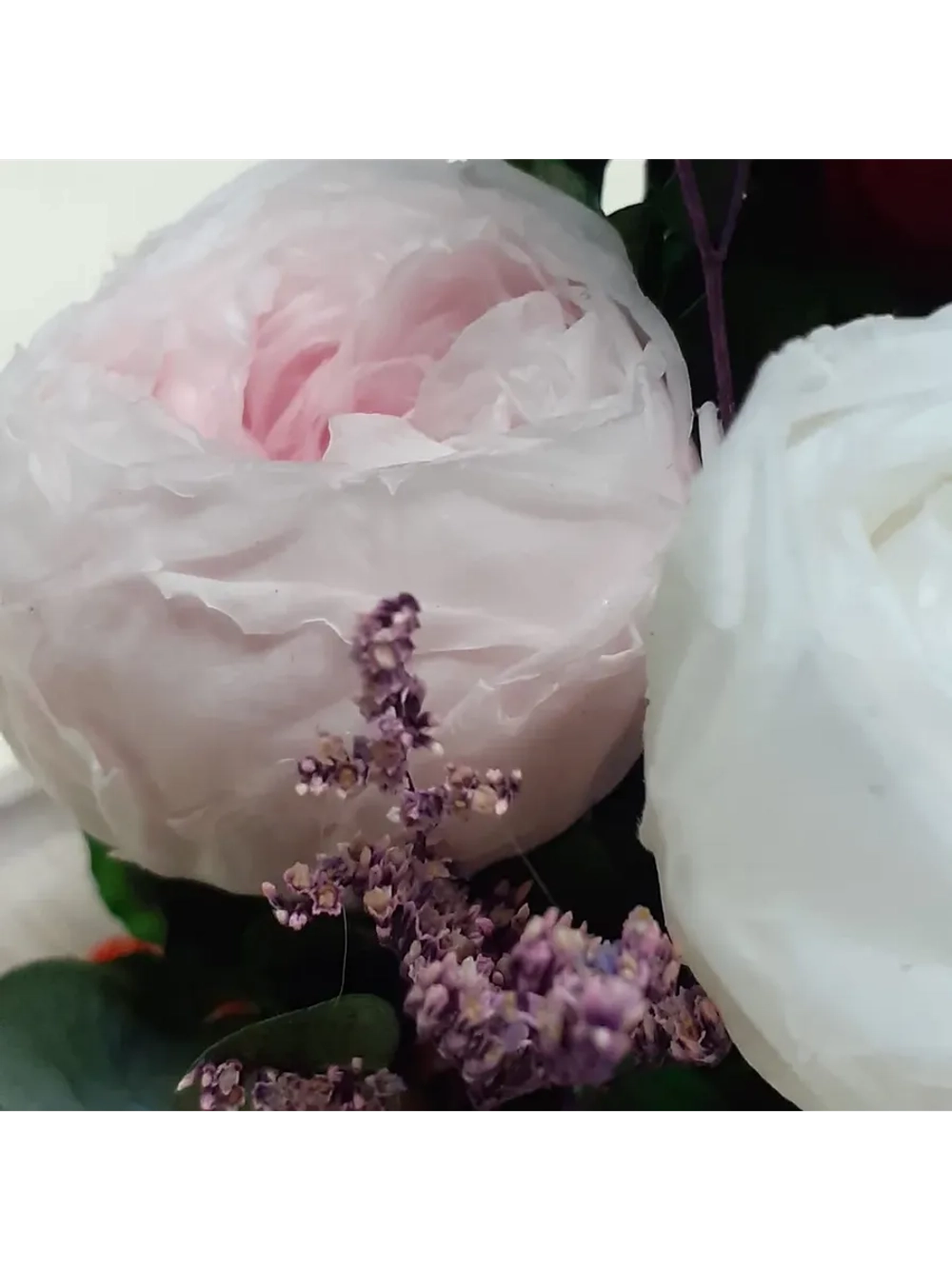 композиция из пионов, эвкалипта, лимониума