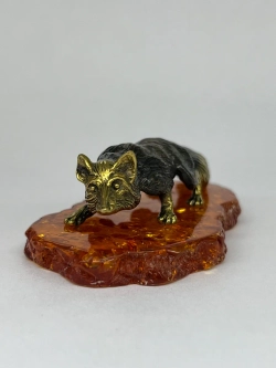 Бронзовая статуэтка на янтаре