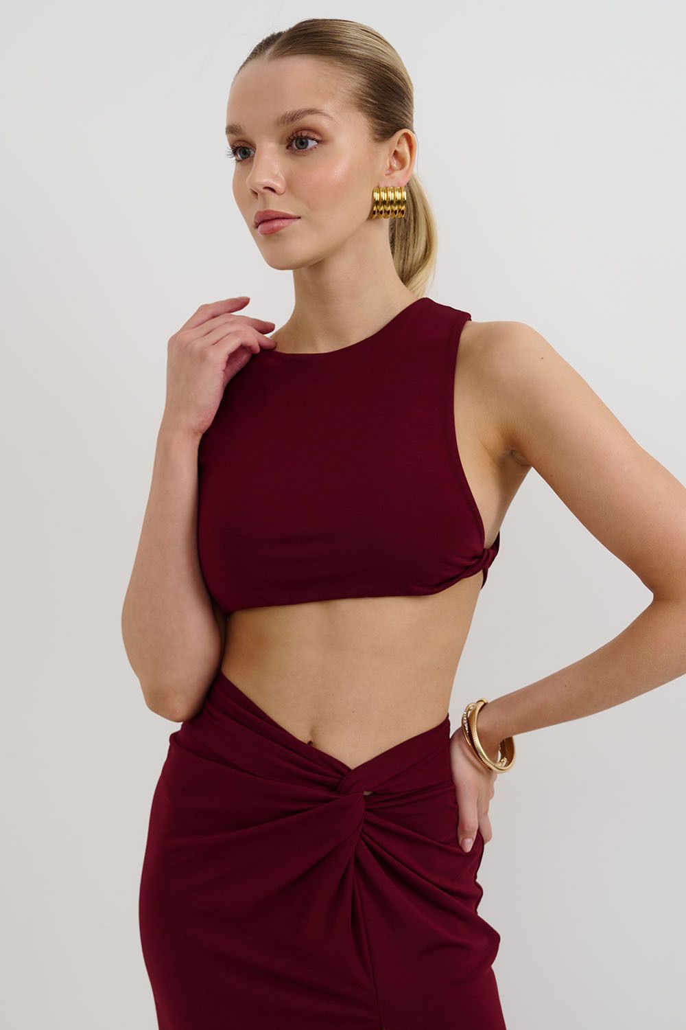 Топ укороченный с перекрутом из вискозы цвета бордо