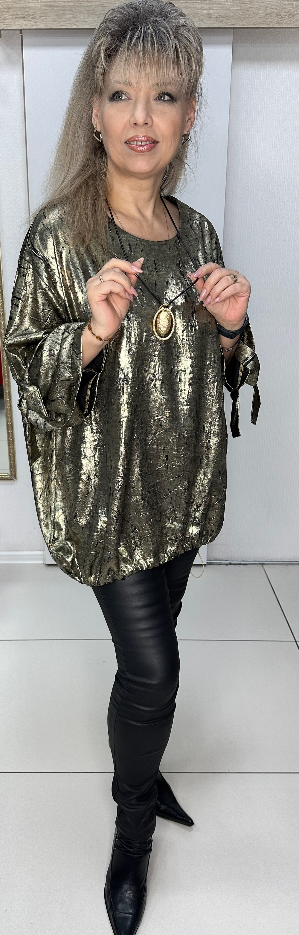 Нарядный блузон-туника с подвеской в золотом цвете