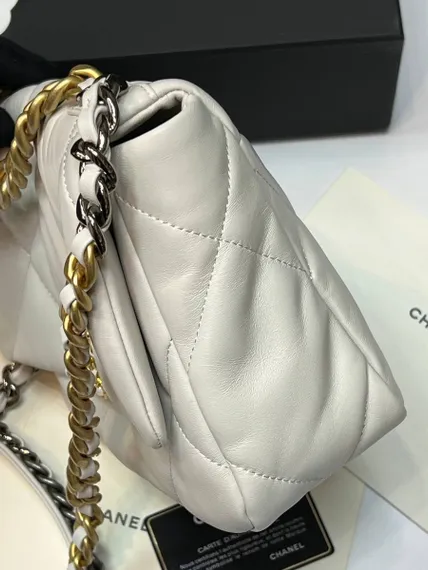 Сумка-конверт Chanel 19 среднего размера белый