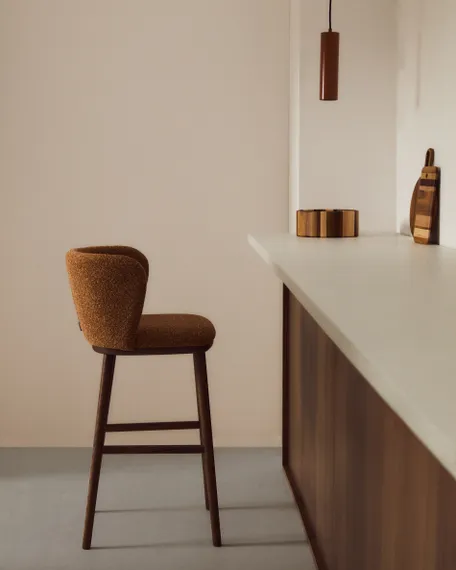Барный стул Ciselia из терракотового шенилла с ножками из ясеня в отделке орех