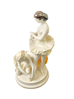 Фарфоровая статуэтка "Балерины перед выступлением" Славянск