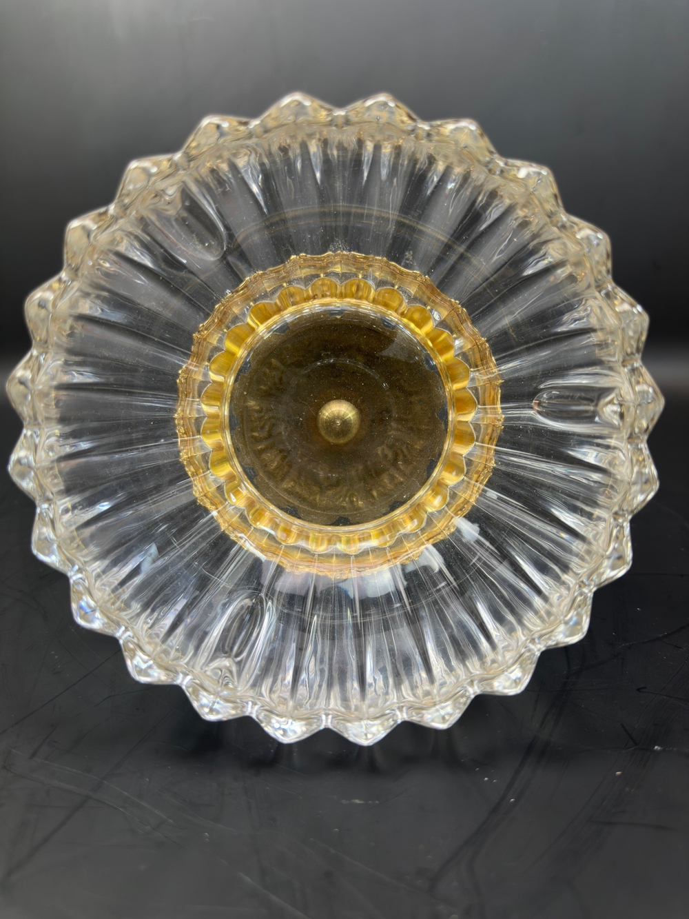 Декоративная ваза на подставке