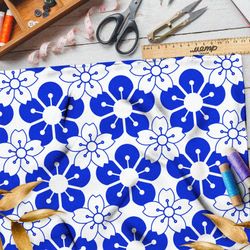 Ткань штапель белые и синие цветы на белом фоне