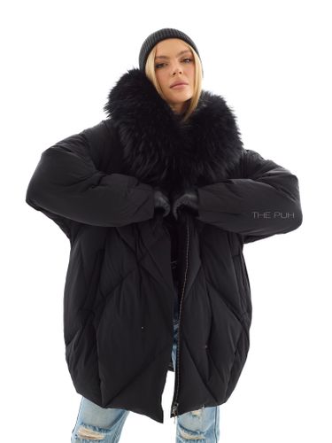 Удлиненный черный пуховик с объемным капюшоном и мехом енота