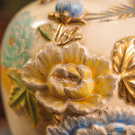 Ваза с рельефным цветочным декором и орнаментом