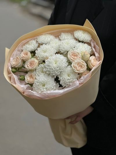 Сборный букет «Кустовые розы и хризантемы»