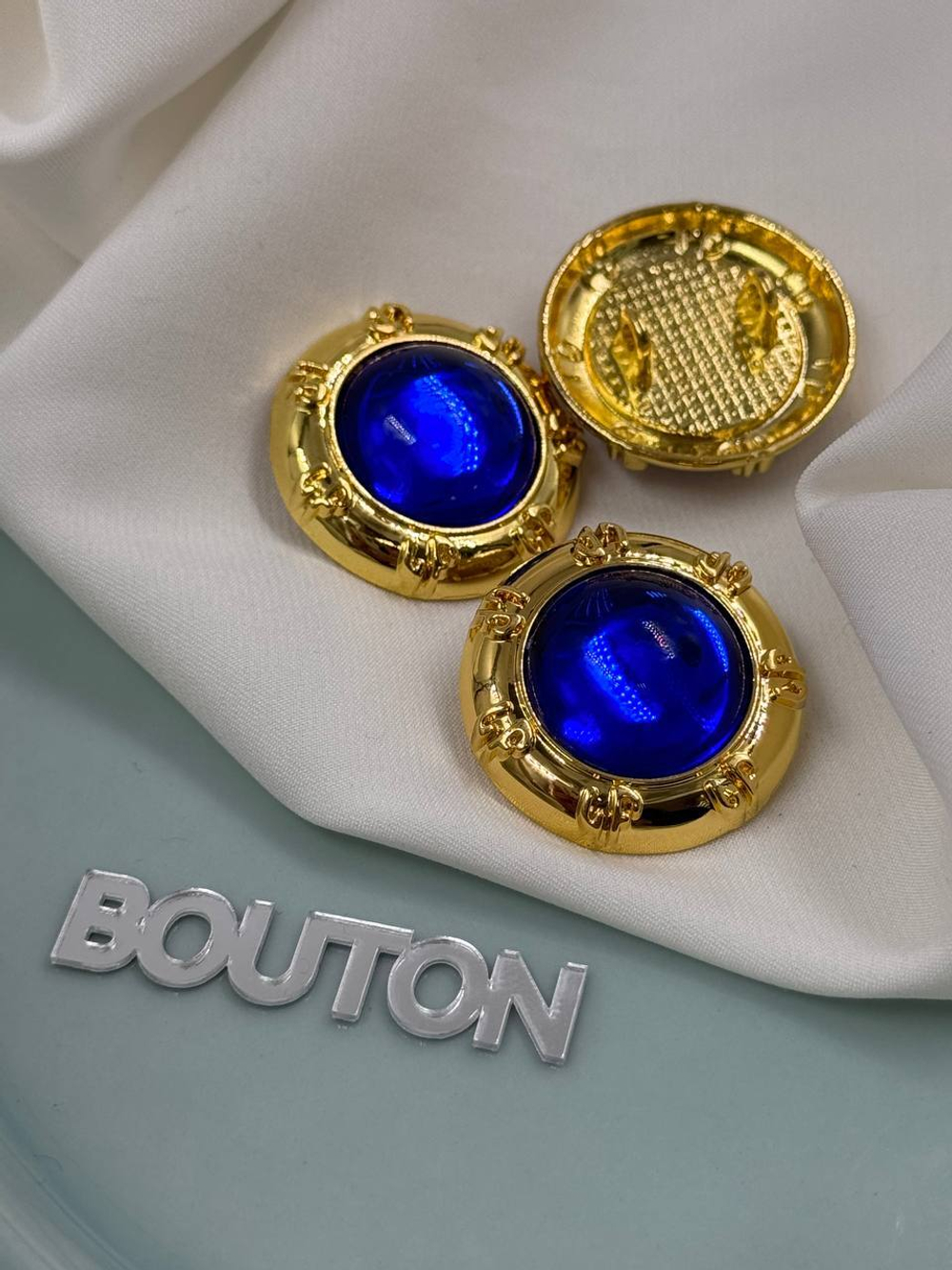 Пуговицы золотистые с камнем цвета электрик (синий)