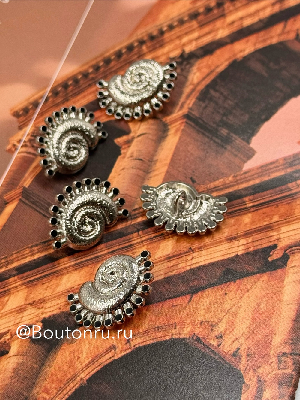 Пуговицы серебристые ракушка с черной эмалью Скиапар.