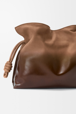 Loewe Средняя сумка-клатч Flamenco из лакированной нубуковой кожи с градиентным переходом цвета, мокко
