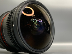 Samyang 8mm 3.8 CS II Sony E передней линзе имеется значительное количество царапин.