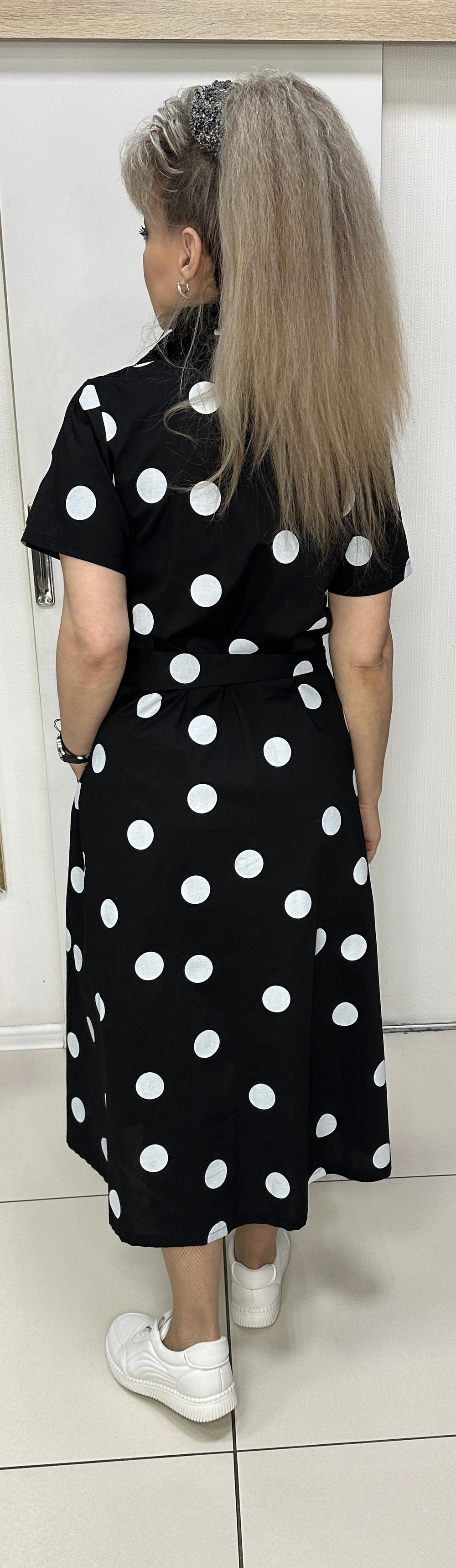Черное с белым горохом платье на молнии с кармашками