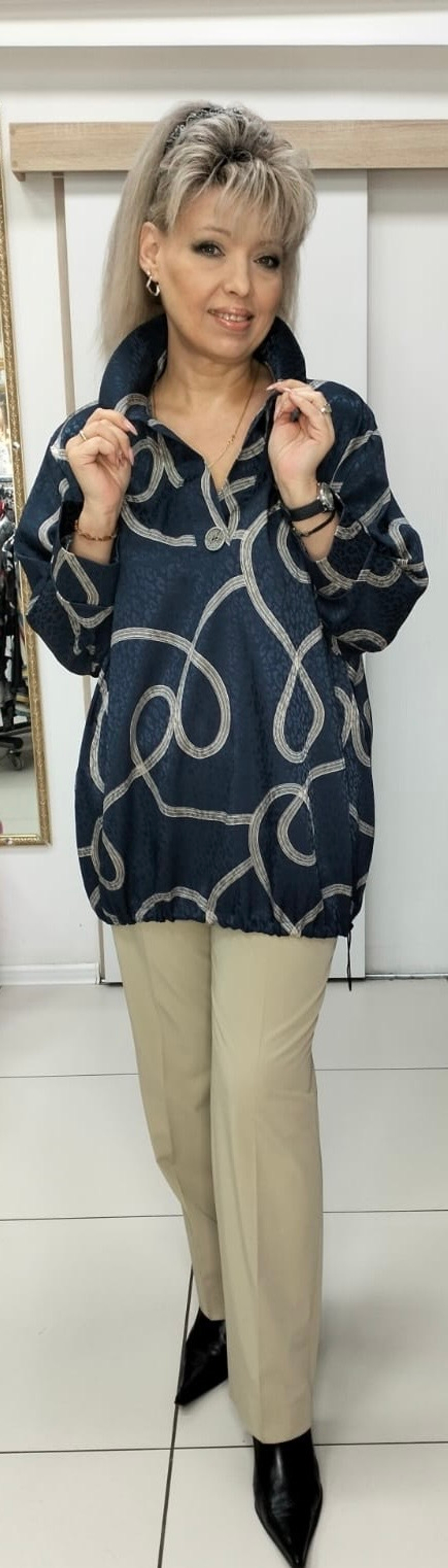 Блузон-туника в синем цвете с бежевым принтом и кулиской