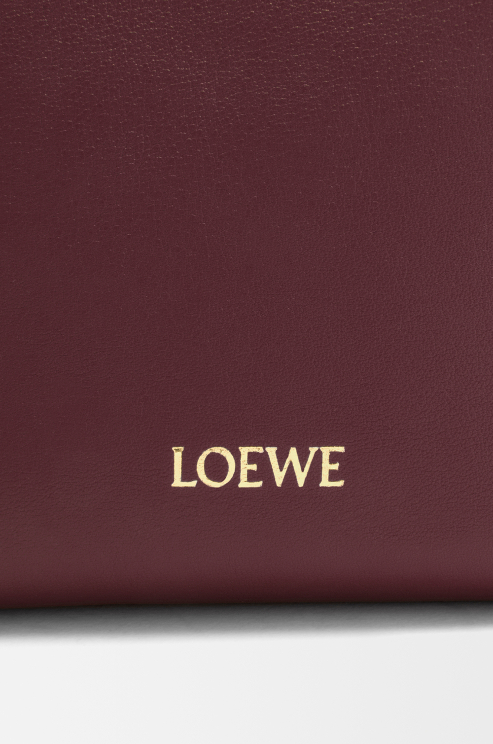 Loewe Сумка-мешок Pebble из гладкой телячьей кожи, бургунди