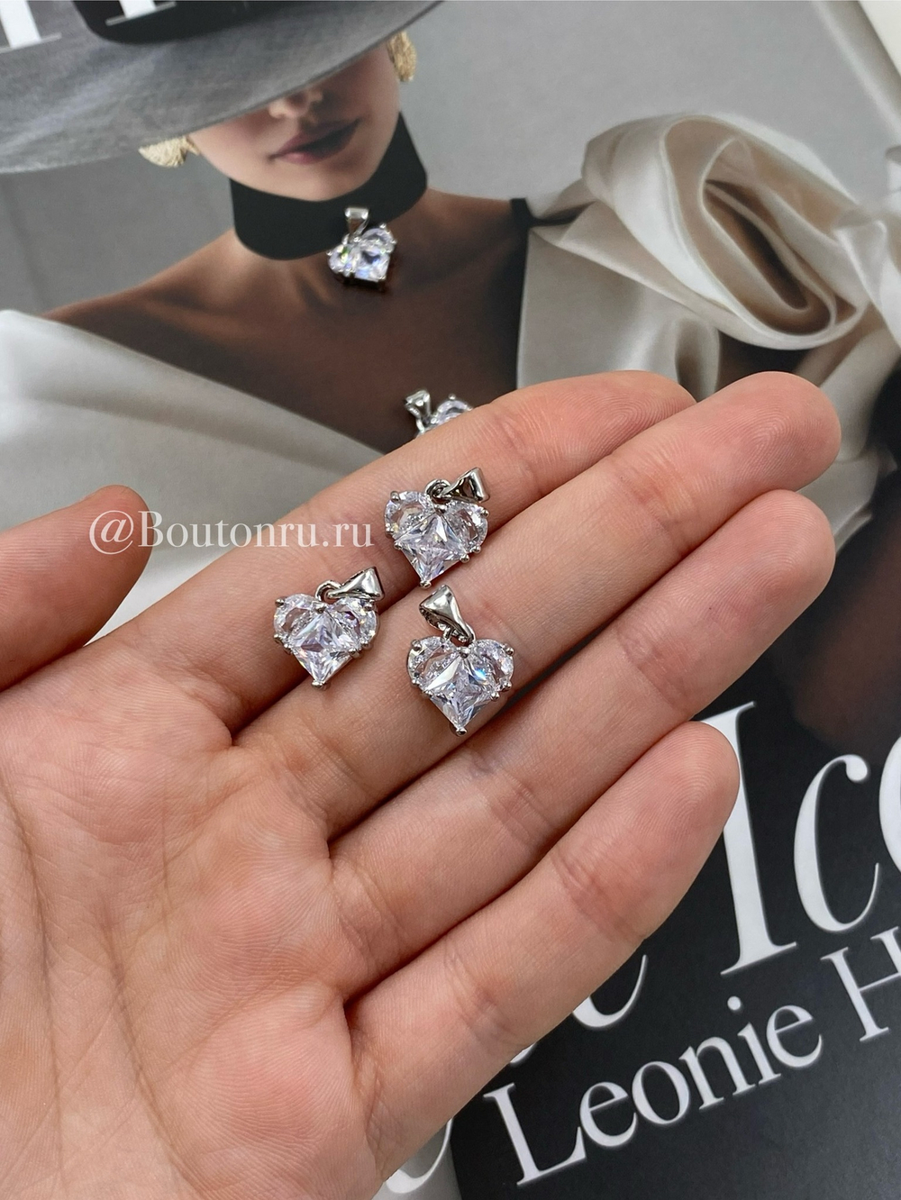 Подвеска в форме сердца в серебристом обрамлении