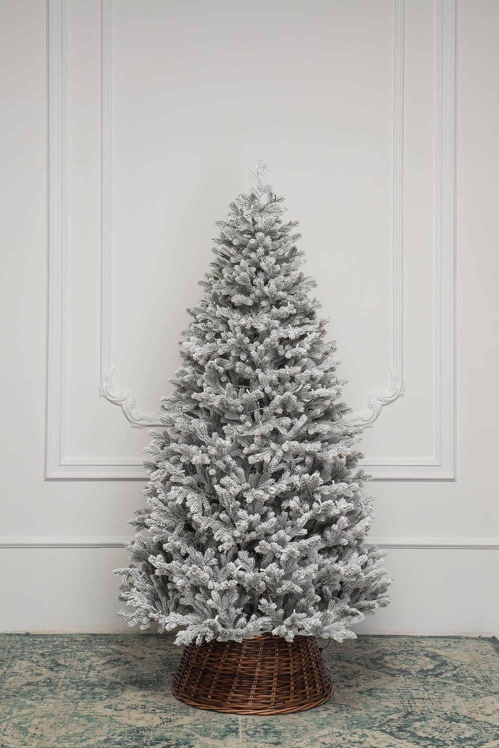 Заснеженная елка с гирляндой «Алтайская» холодный свет (Литая) 180 см / 1,8 м