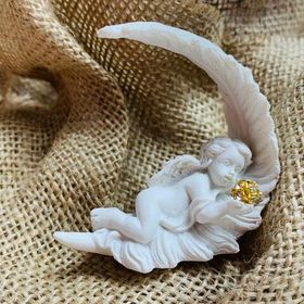 Сувенир Белоснежный ангел спящий на перышке / декор для дома, 5.5 см