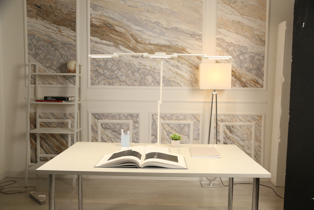 Светильник FRIENDME бестеневой настольный на струбцине светодиодный No. 2 белый с тройным источником света. Яркость - 1270 lum. 24W.