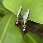 Серьги Лист с подвесом шар с вишневым янтарем