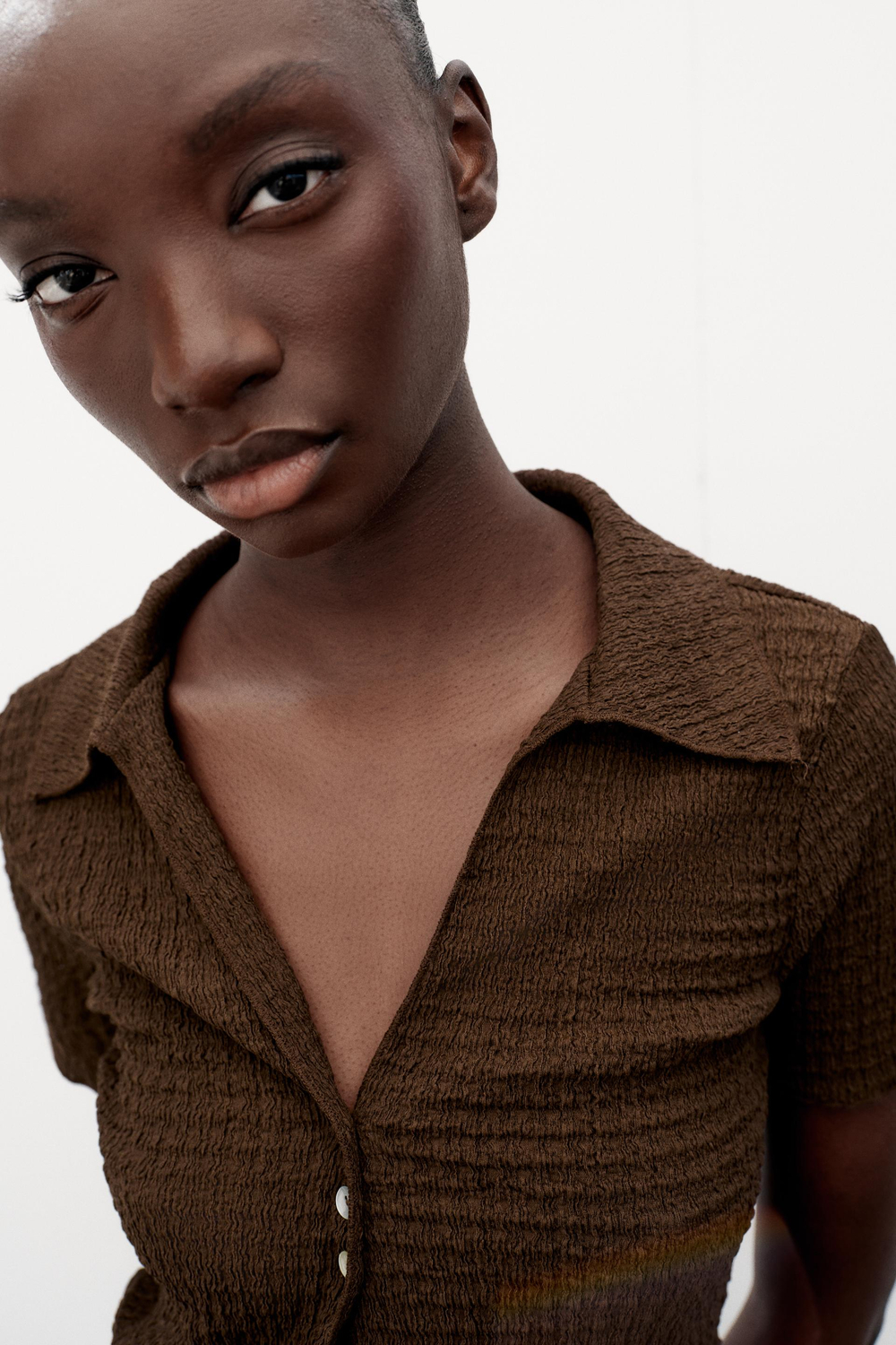 ZARA УКОРОЧЕННЫЙ ЖАКЕТ ИЗ РЕЛЬЕФНОЙ ТКАНИ, ТЕМНО-КОРИЧНЕВЫЙ