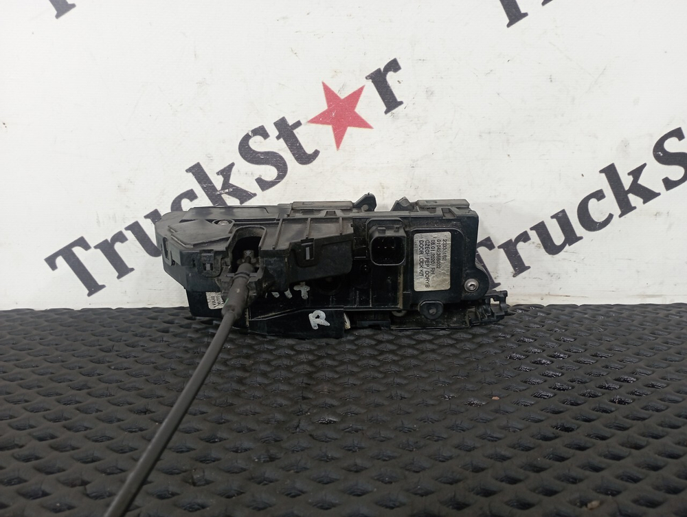 Замок двери правой 2020г